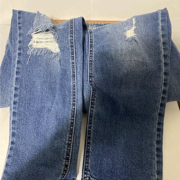 Maurices Women's Size 8 Straight Mid Rise Medium Wash Blue Jeans - Picture 2 of 4